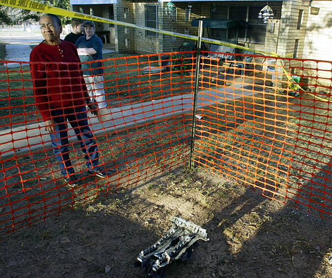Обломки шаттла «Колумбия» во дворе частного дома в Альто, штат Техас, 1 февраля 2003 года