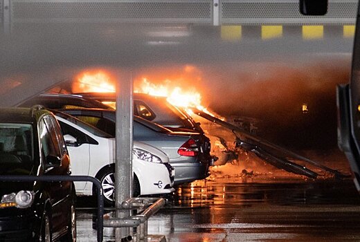 Пожар на парковке в Норвегии уничтожил сотни автомобилей