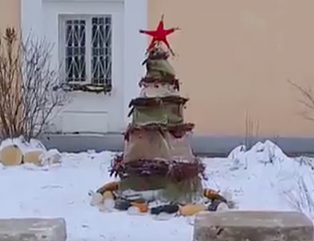 Необычную елку поставили во дворе Дзержинска