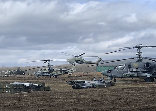 Экипажи вертолетов Ми-28н ВКС России нанесли ракетные удары по военной технике и объектам ВСУ