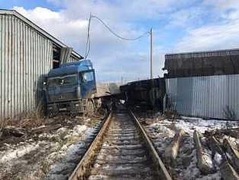 Поезд врезался в большегруз на улице Мудрова в Вологде