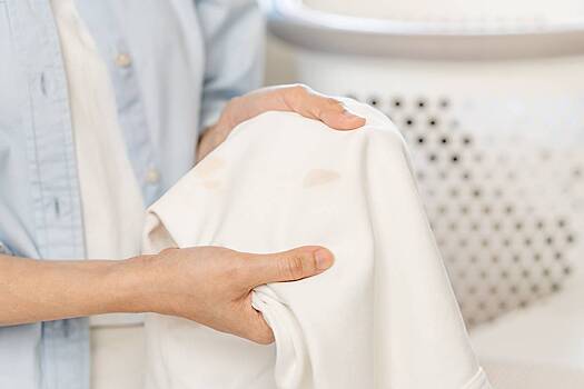 Названы способы убрать желтые пятна с одежды подручными средствами