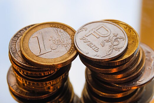 Курс евро впервые с августа превысил 70 рублей