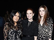 «Когда мама лучше»: Джулианна Мур пришла на модный показ с дочерью