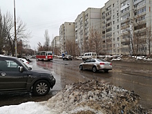 На Огородной из-за попавшей в яму иномарки встали трамваи