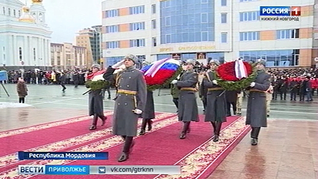 В День Героев Отечества смоленские полицейские почтили память Героев России