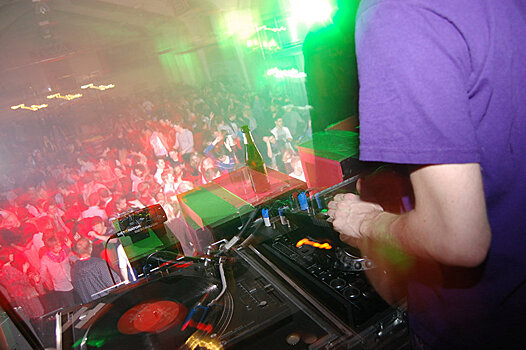 В Узбекистане работу клубов и баров могут продлить до 2 часов ночи