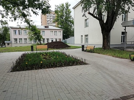 Сотрудники ЖКХ очистили от упавших после дождя веток двор на Щербаковской улице