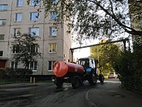 Дороги района Старое Крюково убираются и промываются перед зимним периодом