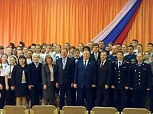 Экс-губернатор Карлин наградил школьников, спасших детей в Заринске