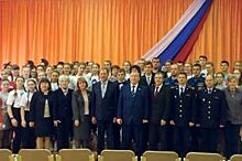 Экс-губернатор Карлин наградил школьников, спасших детей в Заринске