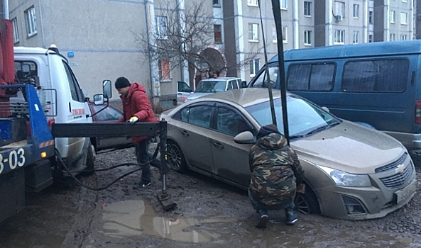 В Воронеже владельца провалившегося под асфальт Chevrolet испугала пустота