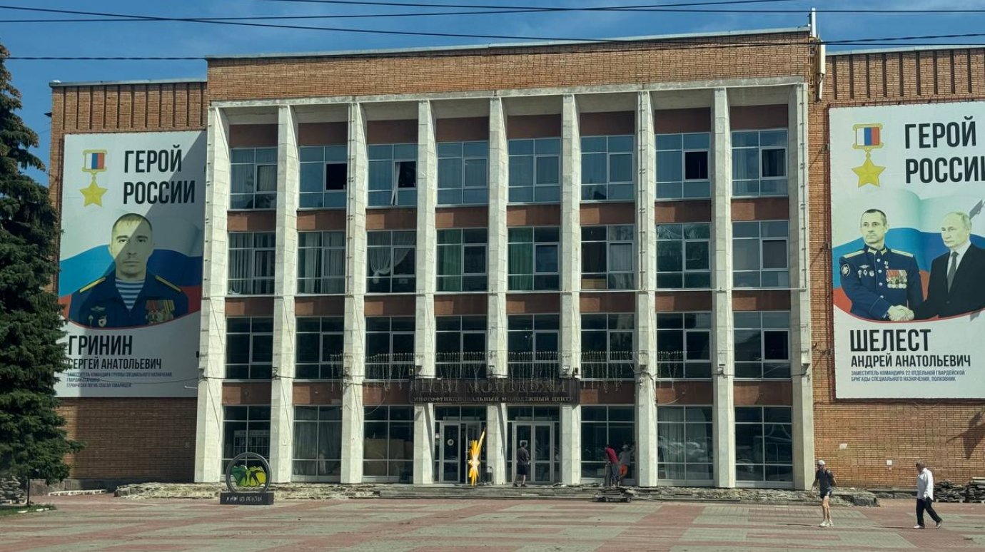 У Дома молодежи в Пензе ремонтируют крыльцо и отмостку
