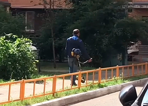 Мигрант попытался подстричь асфальт в Москве и попал на видео