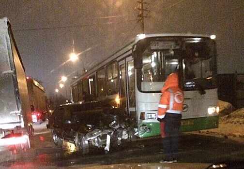 В Пензе «ВАЗ-2114» вылетел под пассажирский автобус и превратился в груду металла