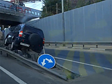 Утром не все проснулись: ярославцы обсуждают повисший на ограждении внедорожник