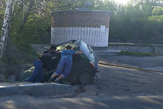 «Выбрала норку не по размеру»: в Тольятти «окушка» улетела с дороги на обочину