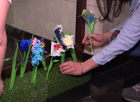Жители дома в Одинцове на 8 Марта превратили подъезд в цветочную галерею