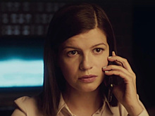 Звезда «Мажора» снялась без белья в кожаном тренче