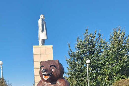 В Ульяновской области местных жителей удивила жуткая скульптура "Маши и Медведя"