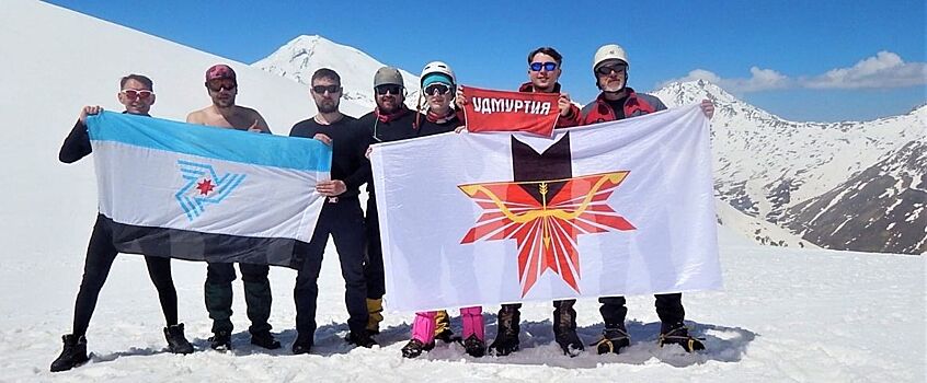 Флаг Завьяловского района подняли на Эльбрус туристы из Удмуртии