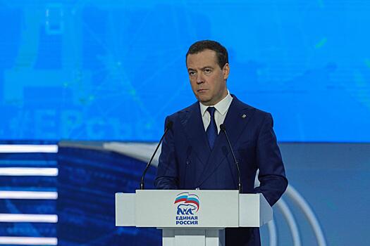 Зюганов решил защитить СССР от Медведева