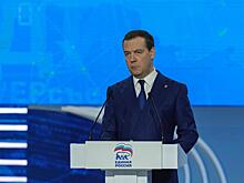 Зюганов решил защитить СССР от Медведева