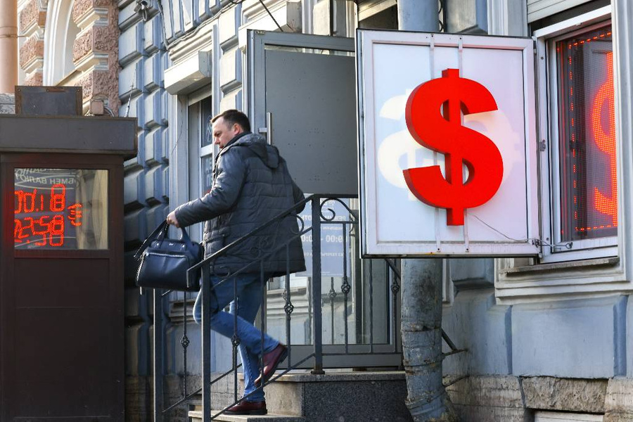 «Ведомости»: российские власти ожидают 77 рублей за доллар к концу 2023 года
