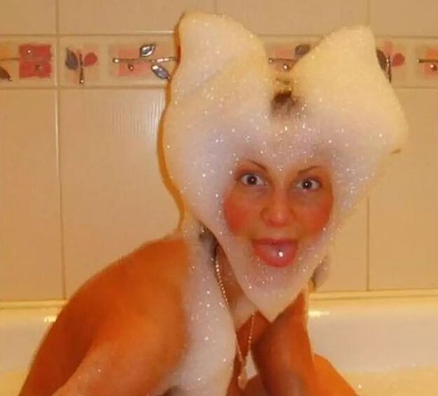 Эта девушка сделала забавную «корону» из пены в ванной.  