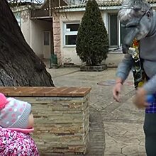В Одесском зоопарке сняли видео, где нарядившийся крысой директор учреждения пританцовывает вокруг ребенка