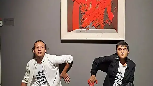 Экоактивисты облили красной краской картину Пикассо