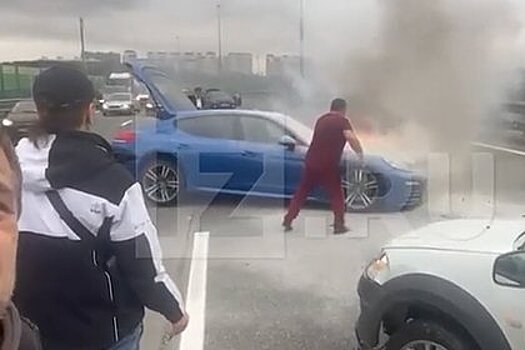 Полыхающий на подмосковной трассе Porsche сняли на видео