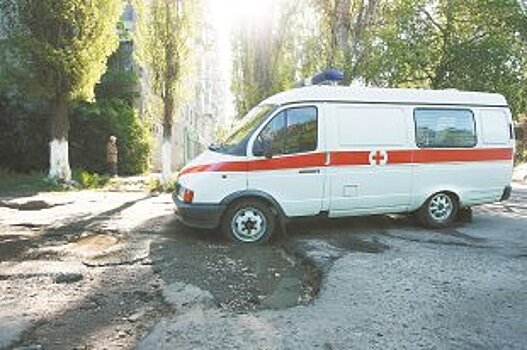 В Приамурье дорожный рабочий собирал воду из ямы тряпкой