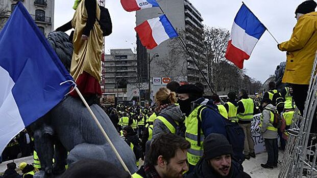 Во Франции более пяти тысяч человек участвуют в протестах "желтых жилетов"