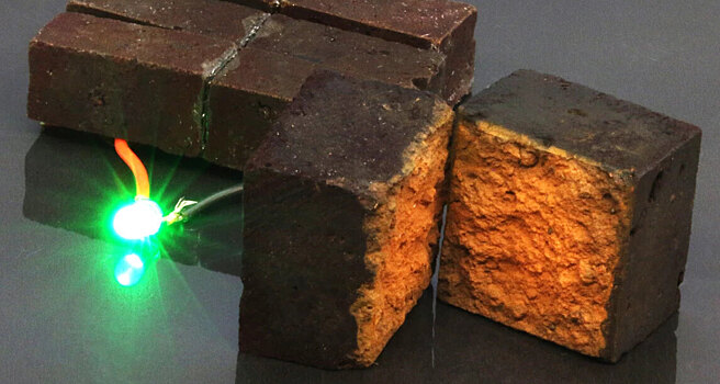 Ученые превратили кирпичи в аккумуляторы энергии: дом из батареек