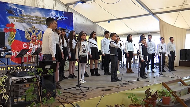 Сирийские школьники спели русские песни на концерте в честь 23 февраля в Хмеймиме