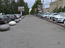 Парковку возле ЮУрГУ перегородили гигантскими камнями