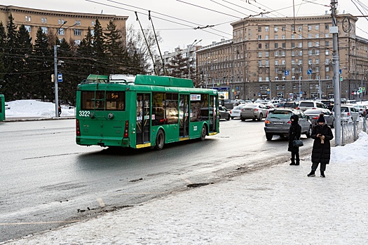 Следком в Новосибирске проводит проверку по факту удара током мужчины и ребенка в троллейбусе