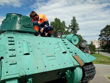 В Омске отремонтировали повреждённый вандалами танк