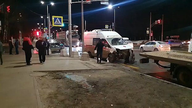 Два фельдшера пострадали в ДТП с участием скорой помощи и «Лады» в Нижнем Новгороде