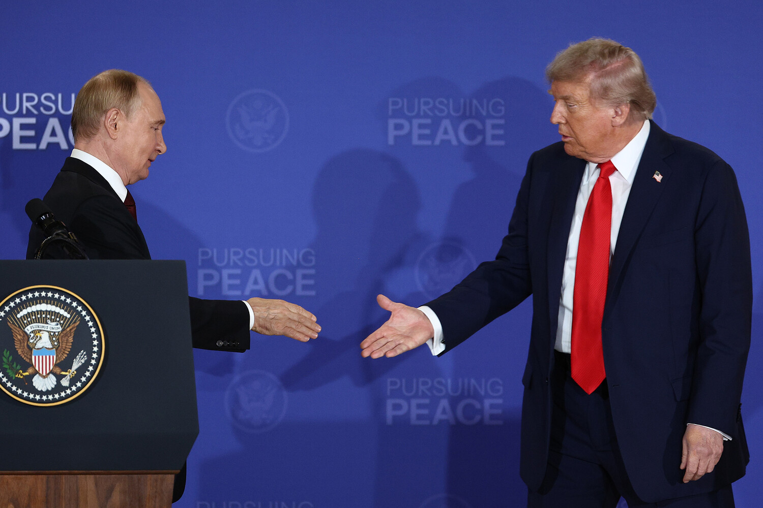 WSJ:&nbsp; окружение Трампа видит в России золотую жилу для бизнеса