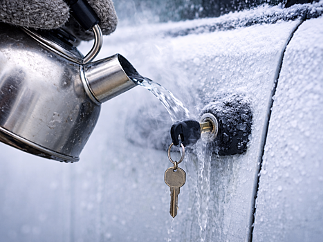 Спирт, дыхание и смазка: что делать, если замерзли замки в автомобиле