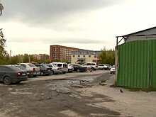 На улице Лядова во всю ширину дороги расползлась выбоина
