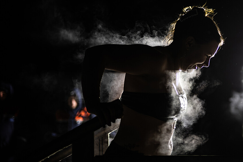 Девушка во время крещенских купаний в купели на источнике у села Теряево Московской области около Свято-Успенского Иосифо-Волоцкого мужского монастыря, 18 января 2026 года