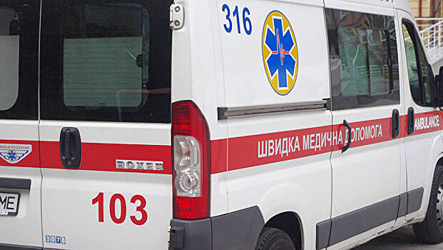 В Мариуполе автомобиль сбил людей на остановке