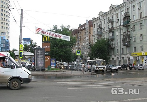 Неизвестные устроили стрельбу около «Макдоналдса» на Полевой