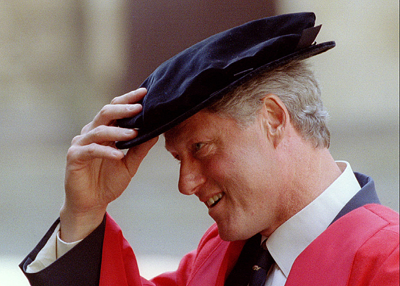 Зимой 1999 года дело об импичменте рассмотрел Сенат США, отправить Клинтона в отставку не удалось и он остался президентом до конца своего срока - 20 января 2001 года 