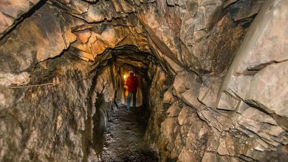 На участке есть вертолетная площадка и система подземных туннелей, которые когда-то были частью действующего золотого рудника Ракенсак