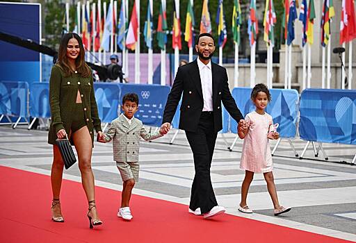 Модель Крисси Тайген ответила на сравнение ее наряда с подгузником