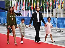 Модель Крисси Тайген ответила на сравнение ее наряда с подгузником